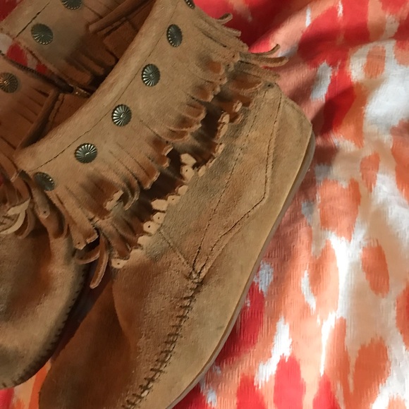 Minnetonka fringe booties - Picture 2 of 4